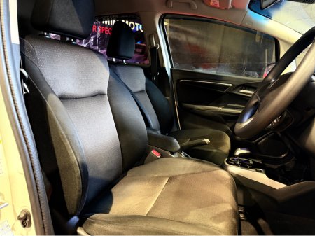 2014 Honda Fit DAA-GP5 €8,999 thumbnail