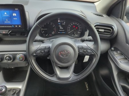 2025 Toyota Yaris - thumbnail 9