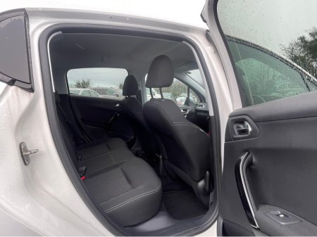 2016 Peugeot 208 1.2 Petrol Automatic LOW KM €9,900 thumbnail