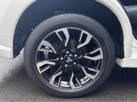 2017 Mitsubishi Outlander 2.0 GX5HS PHEV 200BHP // PAN SUNROOF // HIGH SPEC €13,995 thumbnail