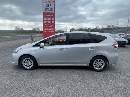 2015 Toyota Prius Alpha - view 4