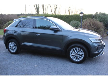 2024 Volkswagen T-Roc - view 4