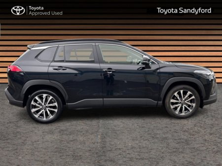 2025 Toyota Corolla Cross 1.8 HYBRID SPORT // REAR CAMERA // APPLE CARPLAY/ANDROID AUTO // AIR CON // SIDE STEPS // WIND DEFLECTORS // FULL WARRANTY €37,945