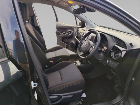 2018 Toyota Vitz - thumbnail 10