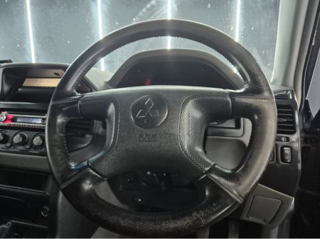 2005 Mitsubishi Shogun - thumbnail 6