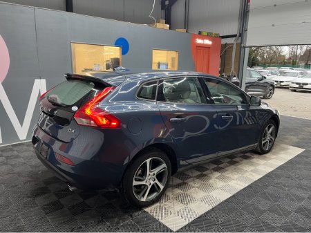 2018 Volvo V40 - view 2