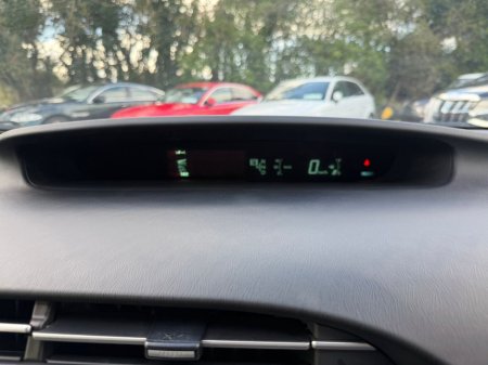 2015 Toyota Prius - thumbnail 11