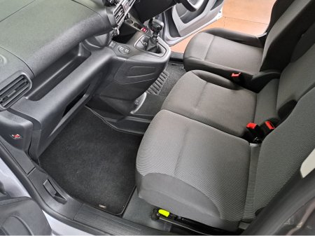 2025 Opel Combo SPORTIVE L1H1 1.5TD 100BHP **REVERSING CAMERA** €19,919 thumbnail