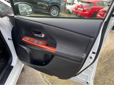 2016 Toyota Prius Alpha - thumbnail 14