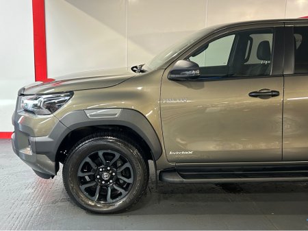 2022 Toyota Hilux INVINCIBLE X D-4D 4WD INVINCIBLE DCB €42,500 thumbnail