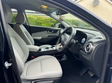 2023 Hyundai Kona Kona EV Premium 64 kWh €27,950 thumbnail