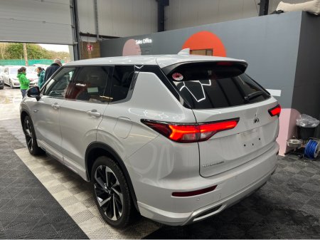 2024 Mitsubishi Outlander - thumbnail 3