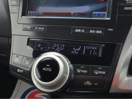 2013 Toyota Prius Alpha - thumbnail 12