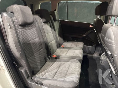 2017 Volkswagen Touran COMFORT LINE - FACTORY ALLOYS - 7 SEATS - REVERSE CAMERA €18,950 thumbnail