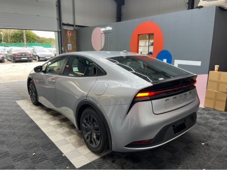 2025 Toyota Prius - thumbnail 4