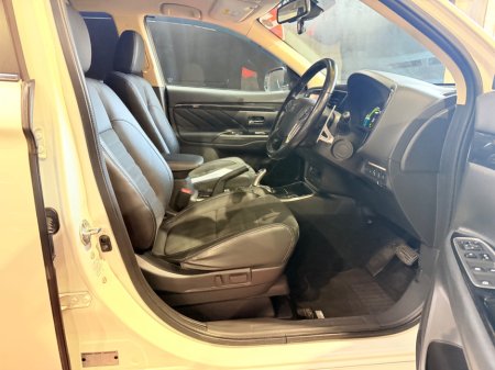 2016 Mitsubishi Outlander - thumbnail 15