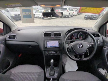 2017 Volkswagen Polo TSI ComfortLine €13,950 thumbnail