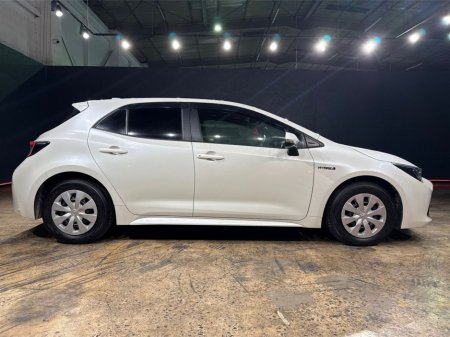 2020 Toyota Corolla 1.8 HYBRID - MULTI FUNCTION STEERING WHEEL - CRUISE CONTROL - LANE KEEP ASSIST - HEATING / AC CONTROLS - REVERSE CAMERA - ELECTRIC WINDOWS €20,950 thumbnail