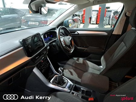 2023 Volkswagen T-Roc LIFE 2.0 TDI 116HP WITH HEATED SEATS AND REAR CAMERA €31,900 thumbnail