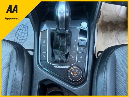 2017 Volkswagen Tiguan 2.0 TDI R-LINE 4MOTION 5DR AUTO 190PS FULLY LOADED WITH SPEC €18,950 thumbnail