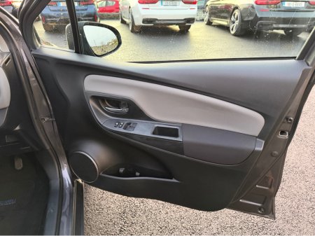 2015 Toyota Yaris Mint Yaris - 1.0 petrol - fantastic spec €11,750 thumbnail