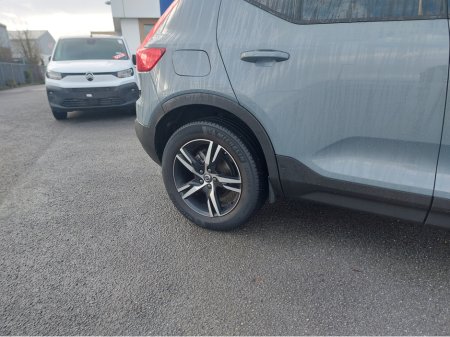 2023 Volvo XC40 T2 P R-DESIGN MAN 5DR €39,950 thumbnail
