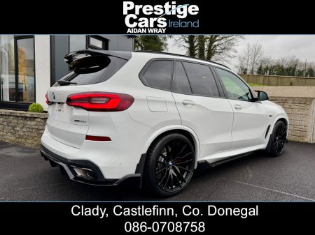2022 BMW X5 XDRIVE 45E M SPORT AUTO,M PERFORMANCE BODY KIT,ALPINE WHITE,PLUS PACK,TECH PACK,HEAD UP DISPLAY,HEATED LEATHER,APPLE CAR PLAY,ADJUSTABLE SUSPENSION,CAMERAS,FACTORY UP GRADED BRAKES,FBMWSH,HIGH SPEC €64,950 thumbnail