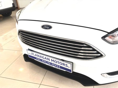 2016 Ford Focus - thumbnail 17