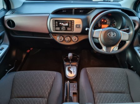 2015 Toyota Vitz - thumbnail 10