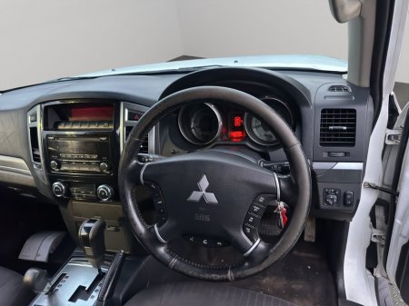 2016 Mitsubishi Shogun  thumbnail