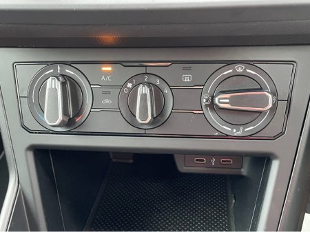 2022 Volkswagen Polo 1.0 MPI 5SPEED 80HP 5DR LOW KMS! AS NEW! €18,995 thumbnail