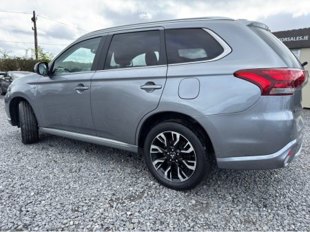 2016 Mitsubishi Outlander - thumbnail 3