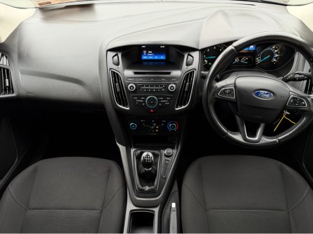 2016 Ford Focus - thumbnail 16