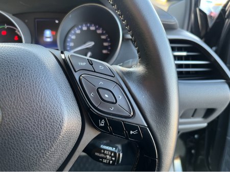 2023 Toyota C-HR SOL HYBRID AUTOMATIC 1.8 PETROL //LOW MILES//HIGH SPEC//HALF LEATHER HEATED SEATS//360 PARKING CAMERAS//KEYLESS ENTRY// €29,950 thumbnail