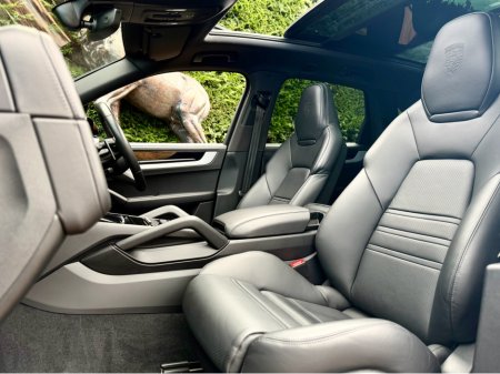 2024 Porsche Cayenne E-HYBRID 5DR AUTO €102,950 thumbnail