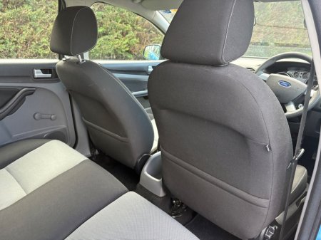 2010 Ford Focus - thumbnail 12