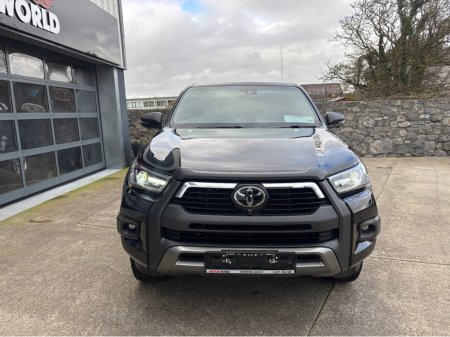 2023 Toyota Hilux INVINCIB X D-4D 4WD INVINCIBLE DCB €44,900 thumbnail