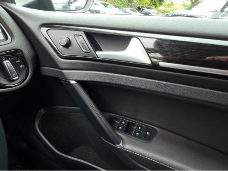 2019 Volkswagen Golf ( 192 REG ) HIGHLINE FULL LEATHER SEATS HEATED ELECTRIC SEATS SAT NAV PACK - VIRTUAL CLOCKS -REVERSE CAMERA - NAVIGATION - CARPLAY - ANDROID AUTO- BLIND SPOT REAR TRAFFIC ASSIST - DISCOVER PRO €22,950 thumbnail