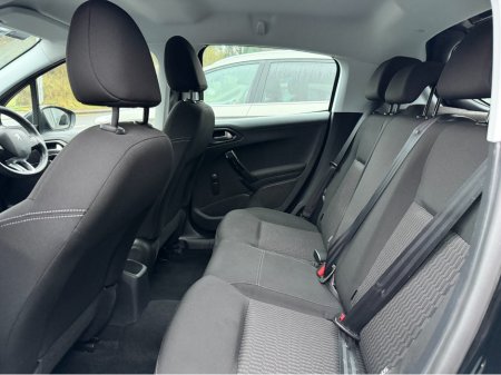 2017 Peugeot 208 - thumbnail 8