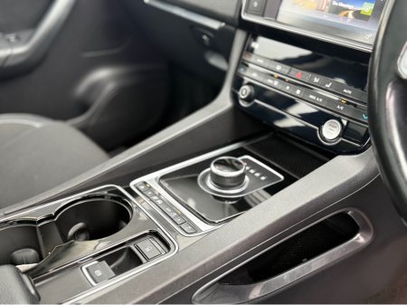 2016 Jaguar F-Pace 2.0 D AWD R-SPORT AUTO 5DR €15,950 thumbnail