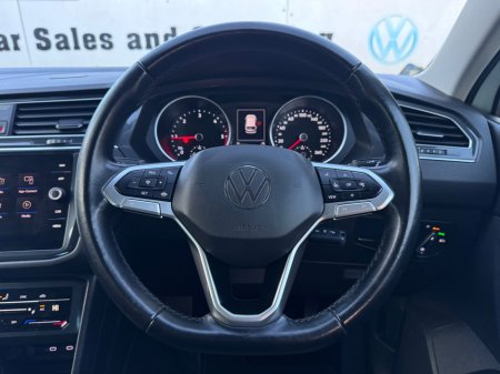 2021 Volkswagen Tiguan LIFE 2.0 TDI MANUAL 6SPEED FWD 122BHP 5 5DR €26,800 thumbnail