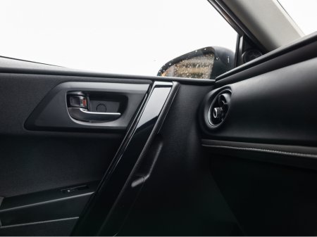 2017 Toyota Auris HYBRID LUNA 4DR AUTO €15,950 thumbnail