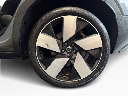 2023 Volvo XC40 - thumbnail 5