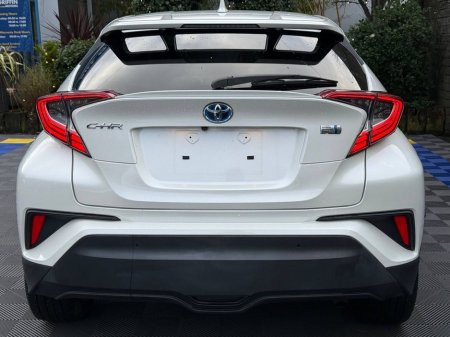 2019 Toyota C-HR 1.8 HYBRID // DIAMOND CUT ALLOYS // HALF LEATHER HEATED SEATS // DUAL ZONE CLIMATE CONTROL €19,900 thumbnail
