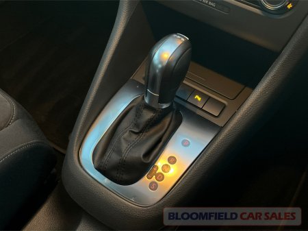 2011 Volkswagen Golf HIGHLINE , SUNROOF // LOW MILEAGE €8,950 thumbnail