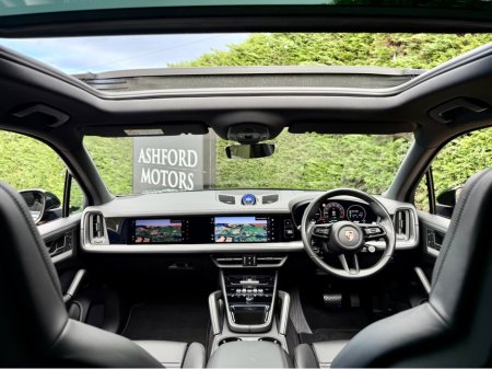 2024 Porsche Cayenne E-HYBRID 5DR AUTO €102,950 thumbnail