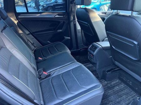 2018 Volkswagen Tiguan R-LINE 2.0 TDI 4MOTION // BLACK EDITION // HEADS-UP DISPLAY // 360 SURROUND PARKING CAMERAS €28,950 thumbnail