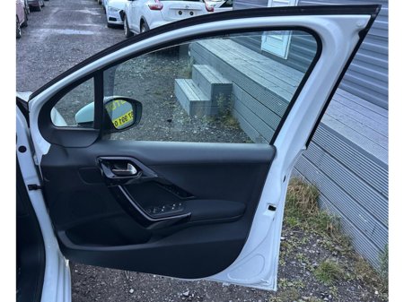 2016 Peugeot 208 Puretech 1.2L Petrol Automatic (2763) €9,995 thumbnail