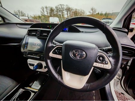 2018 Toyota Prius - view 3