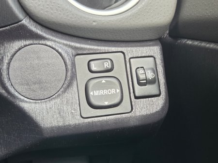 2013 Toyota Yaris - thumbnail 22